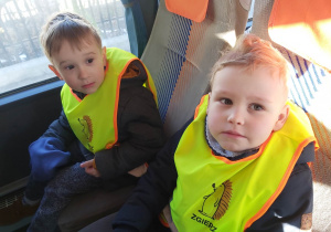 Zdjęcie chłopców w autokarze w drodze do EC1.