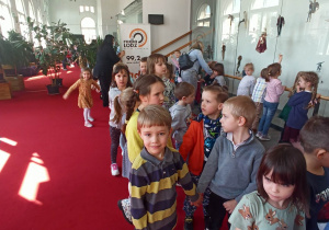Zdjęcie dzieci w foyer teatru.
