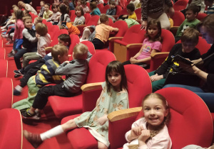 Zdjęcie dzieci na widowni teatru.