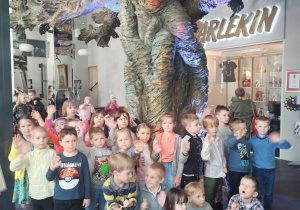Zdjęcie grupowe dzieci z gr. III pod "magicznym drzewem " w foyer teatru.