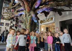 Zdjęcie grupowe dzieci z gr. II pod "magicznym drzewem " w foyer teatru.