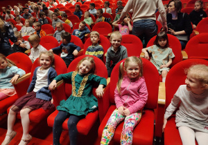 Zdjęcie dzieci na widowni teatru