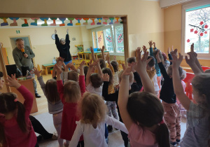 Dzieci naśladują ruchy instruktorki tańca Hip Hop.