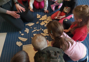 Dzieci ukłądające puzzle.