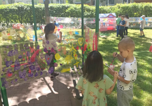 Dzieci malują na folii farbami.