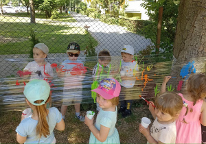 Dzieci malują na folii farbami.