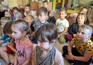 Przedszkolaki oglądające przedstawienie.