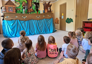 Teatr Lalek "Pinokio" i oglądające przedstawienie dzieci.