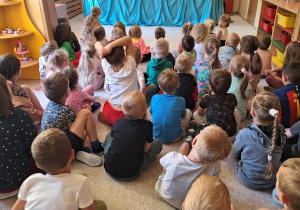 Teatr Lalek "Pinokio" i oglądające przedstawienie dzieci.
