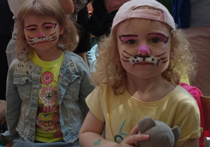 Dziewczynki z pomalowanymi twarzami - kotki.