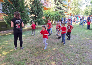 Dzieci w czasie zabawy tanecznej.