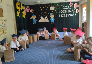 Zdjęcie grupowe dzieci z prezentami na zakończenie przedszkola