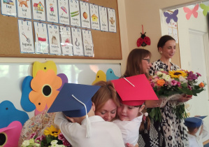 Dzieci wręczają kwiaty Pani Dyrektor