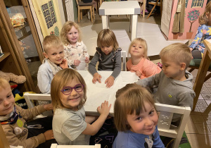 Dzieci siedzące przy stole.