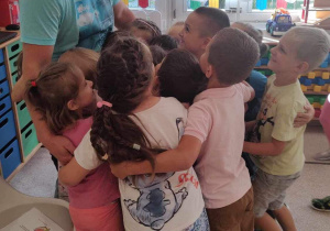 Dzieci przytulają zaproszonego gościa.