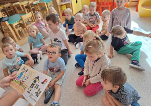 Dzieci słuchające czytanej bajki.