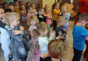 Dzieci naśladują ruchy tancerza.
