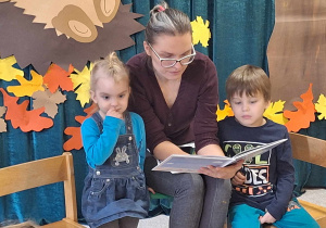 Pani Marta czytająca książkę i jej dzieci.