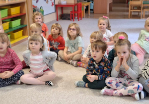 Grupa dzieci słuchająca czytanej bajki.