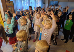 Dzieci naśladują ruchy śpiewaczki.