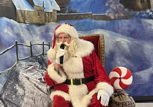 Mikołaj przemawia do dzieci.