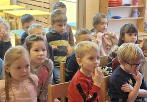 Dzieci ogladające przedstawienie.