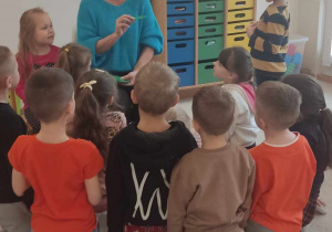 Dzieci oglądają koniczynki wykonane przez p. Justynę.