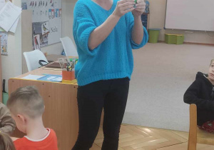 Pani Justyna prezentuje jak wykonać koniczynkę.