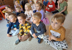 Dzieci oglądaja koncert.