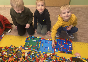 Trzech chłopców zbudowało wspólny labirynt.