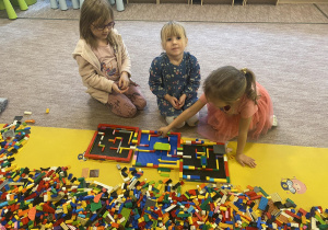 Trzy dziewczynki zbudowały własny labirynt.