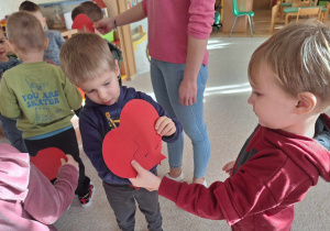 Dzieci odnajdują dwie połowy serca.