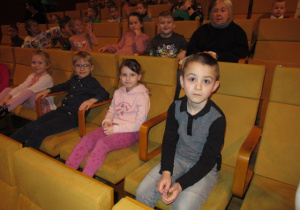 Dzieci na widowni czekają na koncert