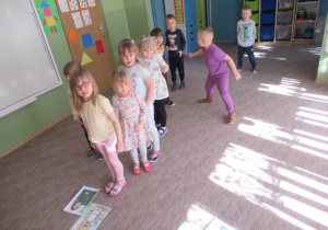 Dzieci z grupy drugiej biorą udział w zabawie skocznej.