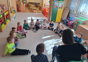 Przedszkolaki podczas czytania bajki.