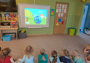 Przedszkolaki oglądające prezentację.