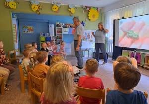 Dzieci oglądają żabki.