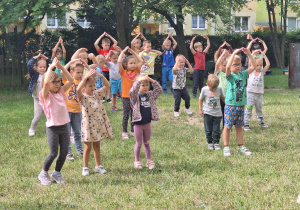 Dzieci wykonują ćwiczenia instruktorki.