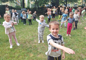 Dzieci wykonują ćwiczenia instruktorki.