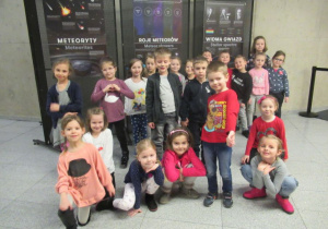 dzieci przed wejściem na salę pokazową w Planetarium