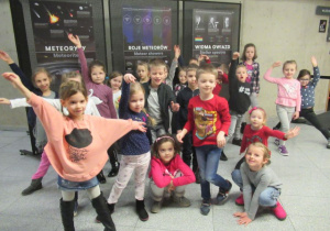 dzieci przed wejściem na salę pokazową w Planetarium