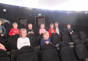dzieci na sali pokazowej w Planetarium