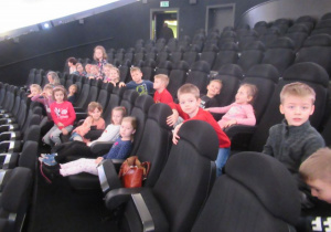 dzieci na sali pokazowej w Planetarium