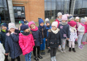 dzieci przed budynkiem EC1