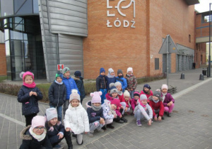 dzieci przed budynkiem EC1